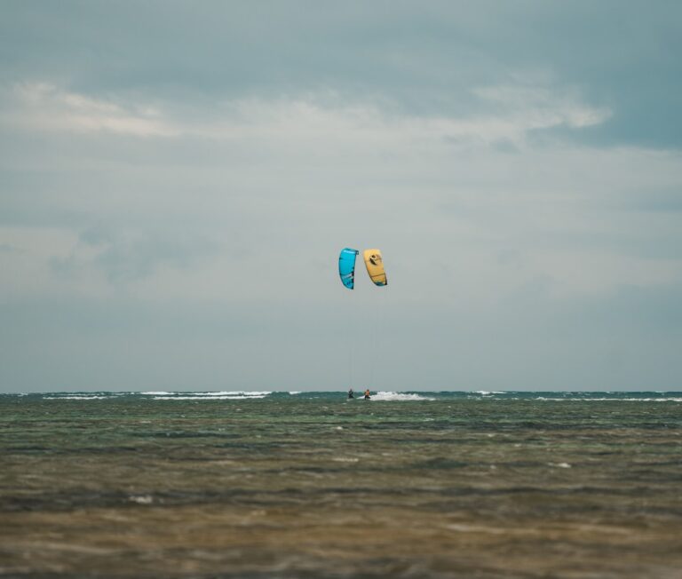 Najlepsze miejsca na wyjazdy kitesurfing w Europie