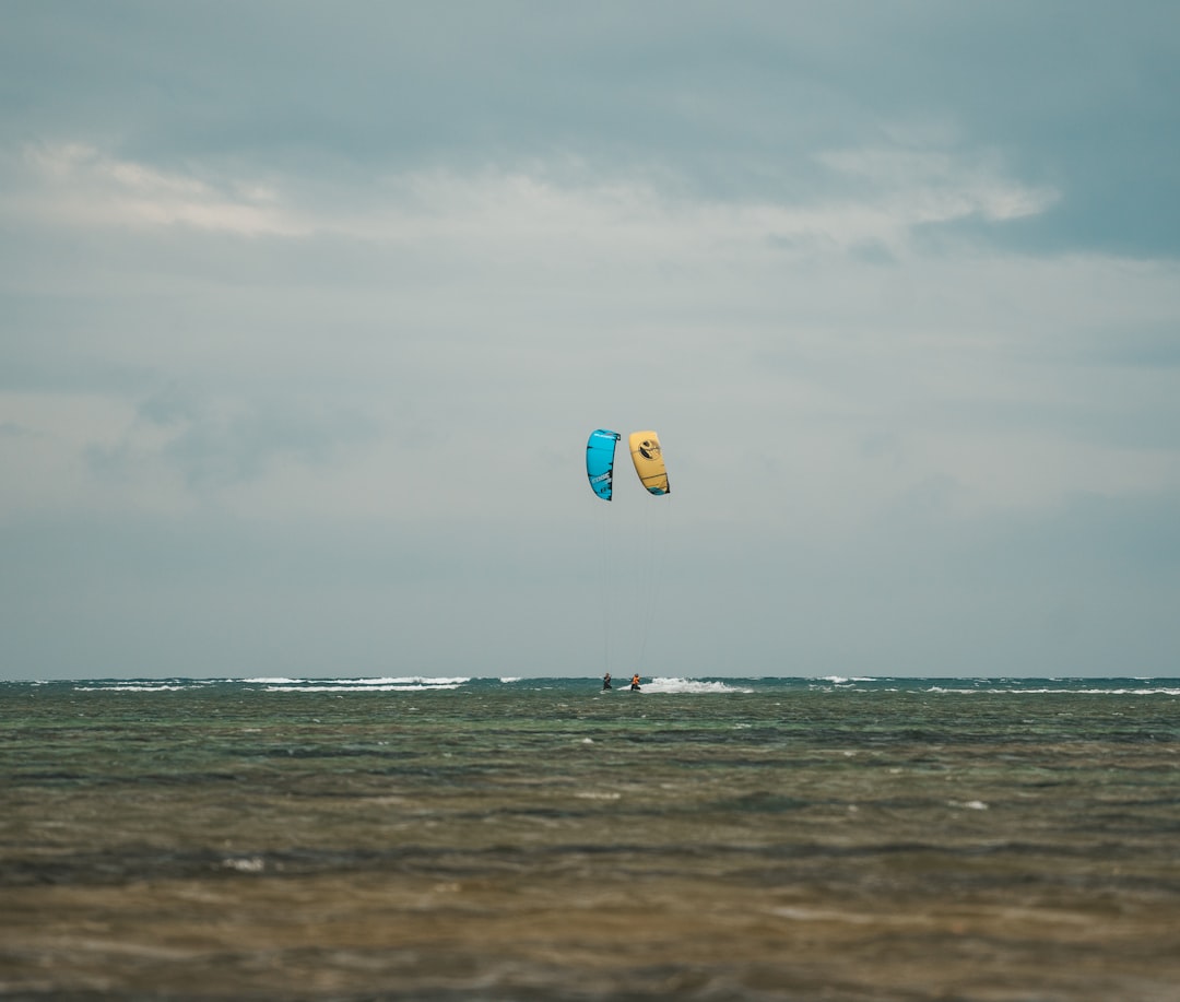 Najlepsze miejsca na wyjazdy kitesurfing w Europie