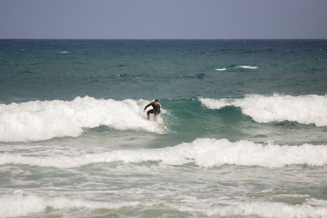 Surfing camp – czy warto wziąć udział w obozie nad morzem?