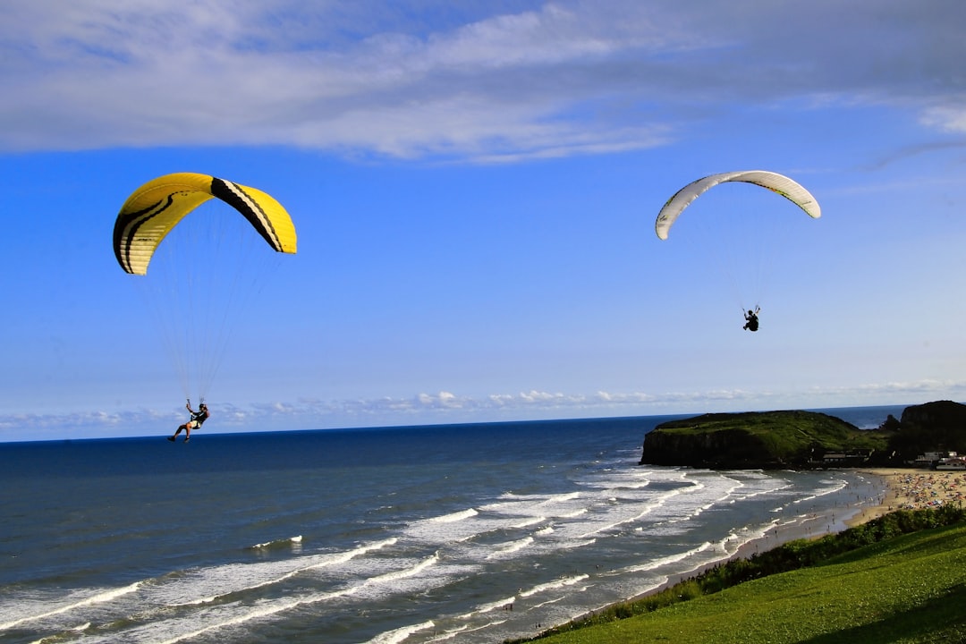 Windsurfing podstawy – co warto wiedzieć przed pierwszym pływaniem?